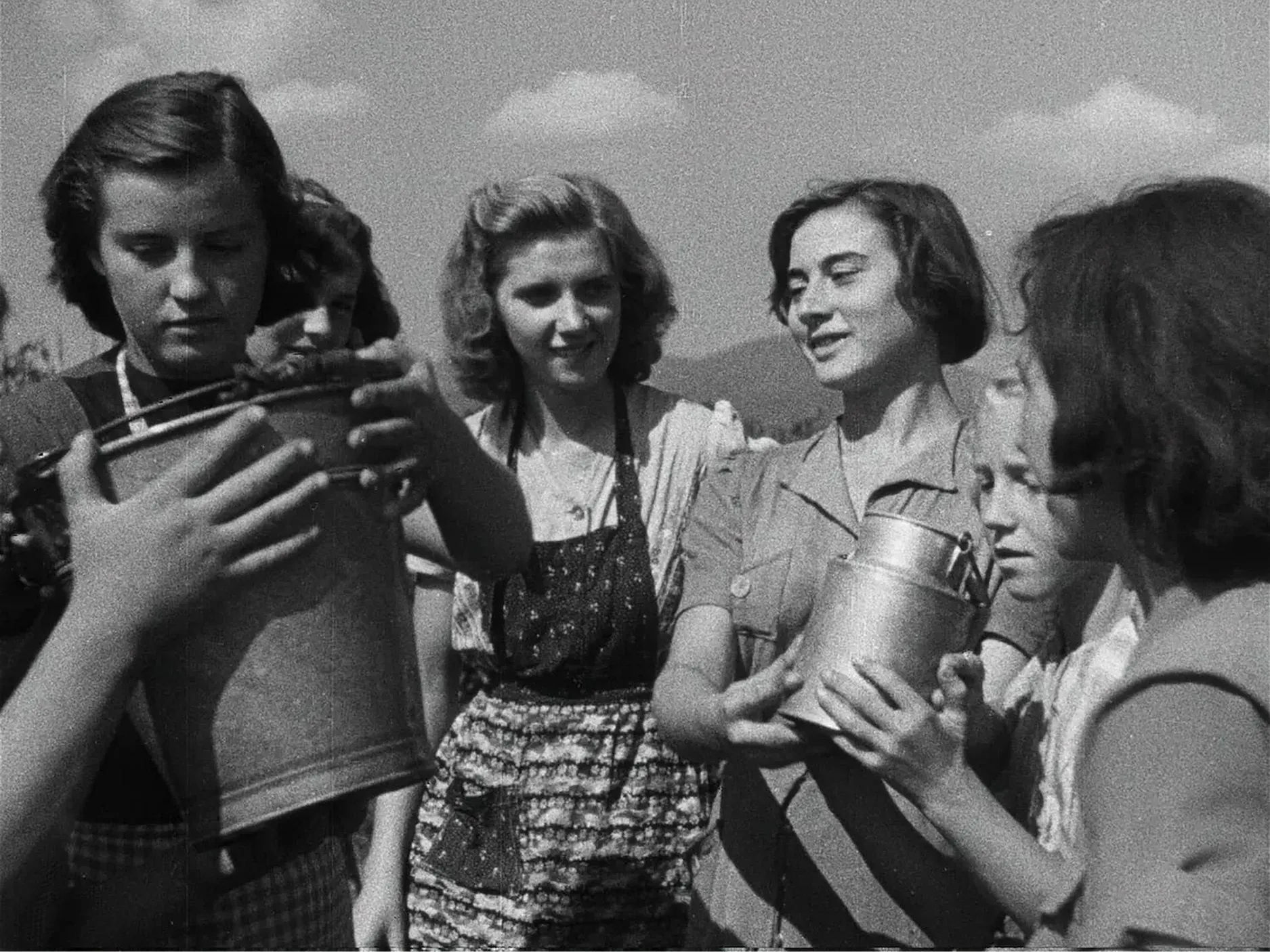 Kader iz filma Mladina gradi